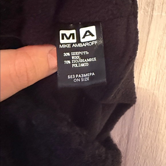 Ladies warm wool hat from Europe, worn once, great condition - Picture 6 of 6